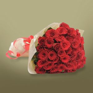 Arreglo floral con rosas rojas frescas en florero elegante - FioriShop