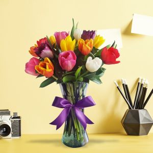 Arreglo floral de tulipanes frescos en florero de vidrio - FioriShop